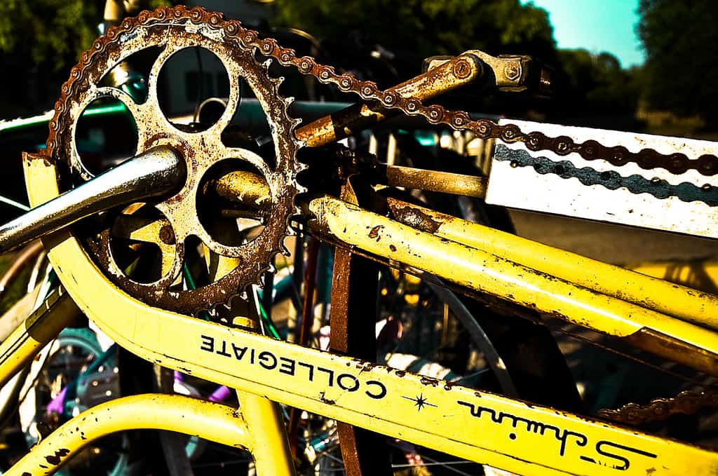 rusty bike chain and gears