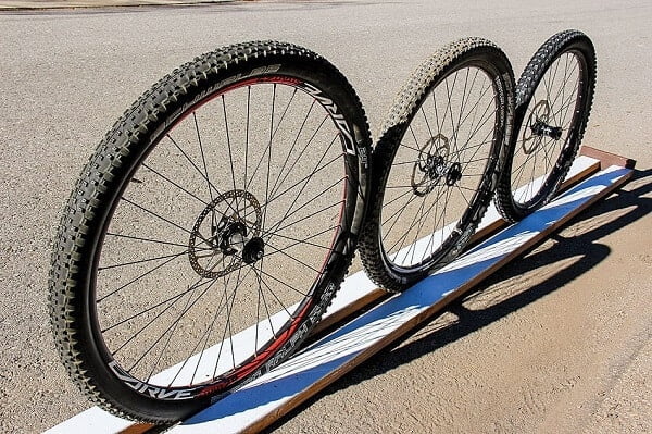 Different sized MTB wheels