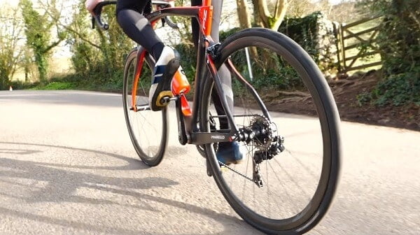 Lightweight shallow section wheels