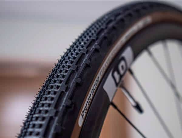 Gravel tire tread pattern