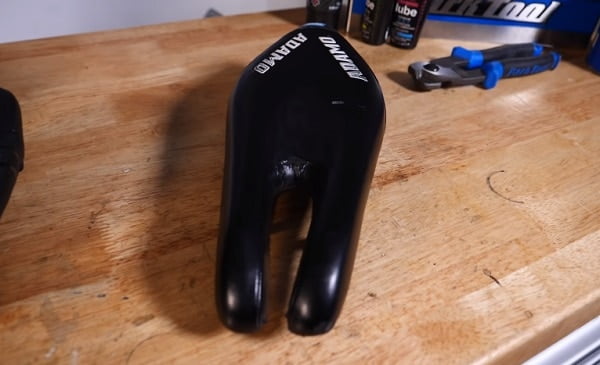 Saddle with a split nose